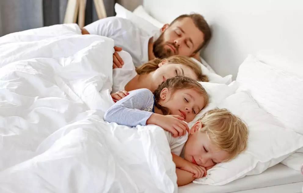 Gesund und in Ruhe wohnen: Mit Außenwänden aus Leichtbeton profitieren Familien von einem hohen Schallschutz. 