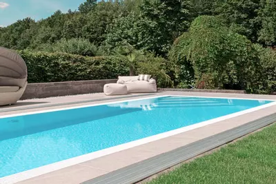 Dieser Pool fügt sich außergewöhnlich harmonisch in die Umgebung ein.