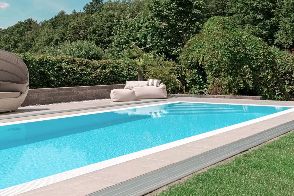 Dieser Pool fügt sich außergewöhnlich harmonisch in die Umgebung ein.