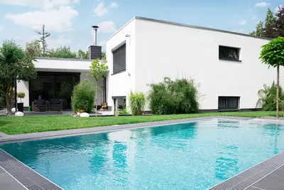 Wenig Aufwand und großer Wertzuwachs: Fertigpools werden bereits vollständig montiert, verrohrt und verkabelt angeliefert.