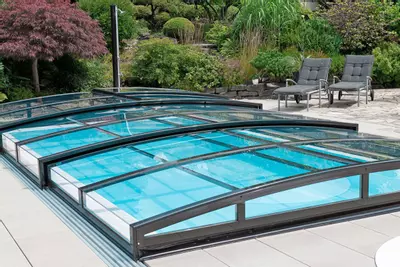 Experten empfehlen, die Poolabdeckung von vornherein mit einzuplanen. Auch das steigert den Wert der Investition.